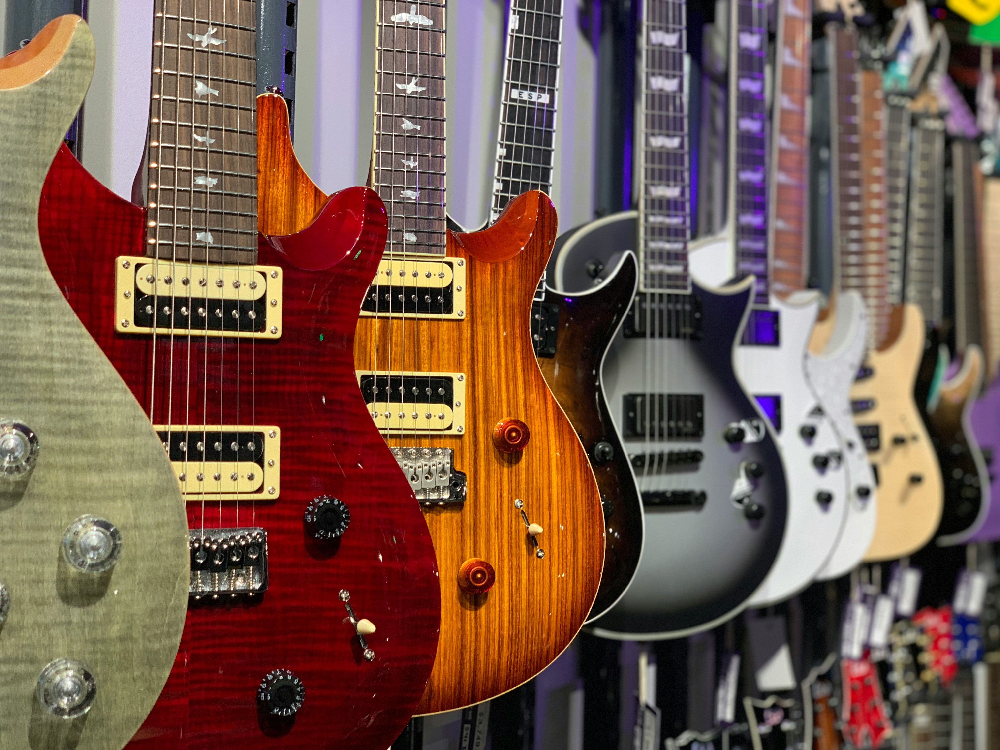 Jak wybrać gitarę elektryczną dla początkujących?